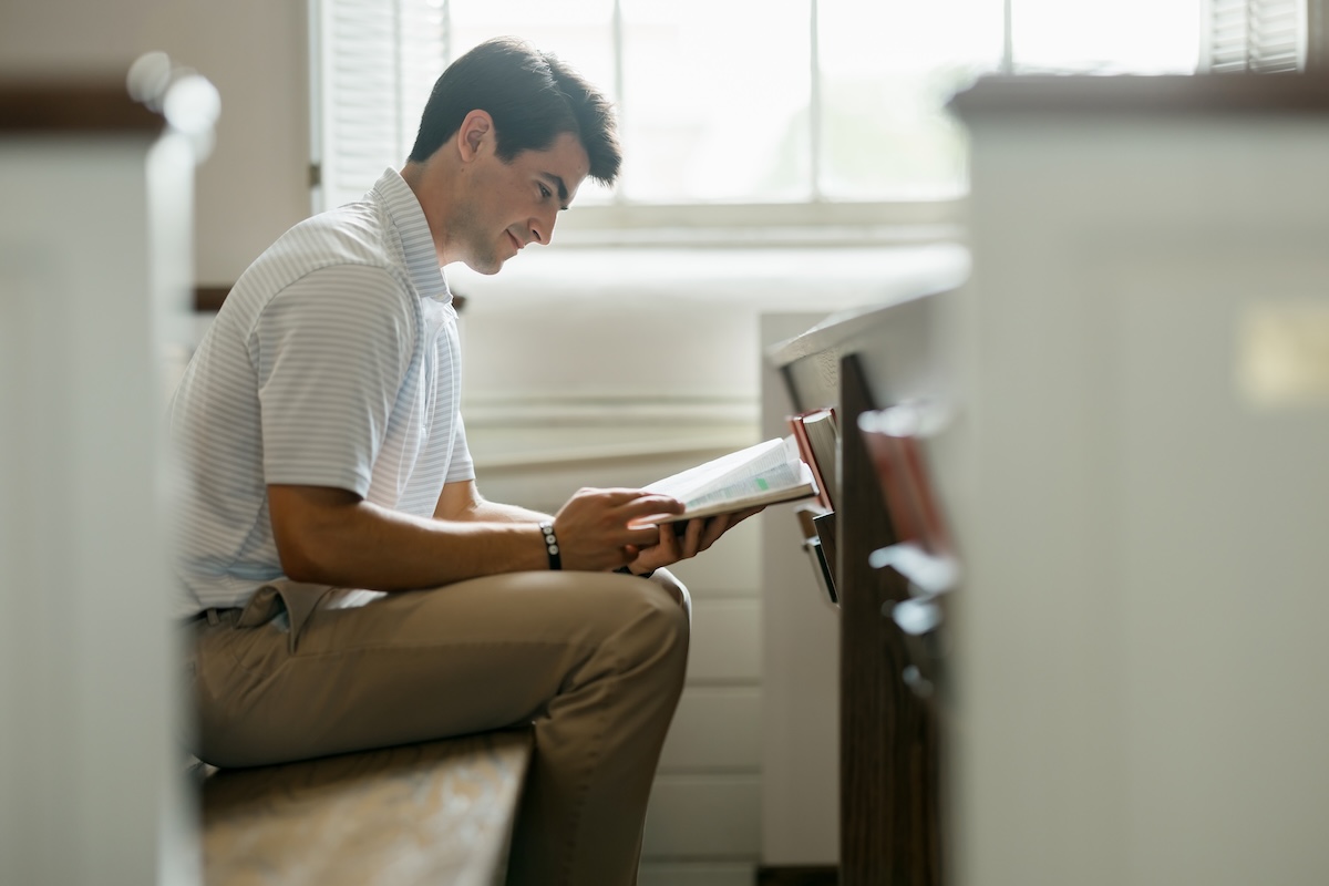 Guy reading a bible in Provine Chapel.